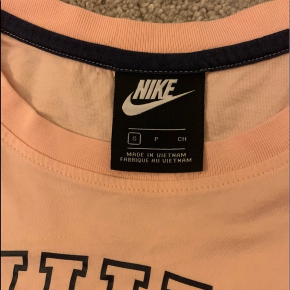 Women’s Nike T-shirt - Picture 2 of 2